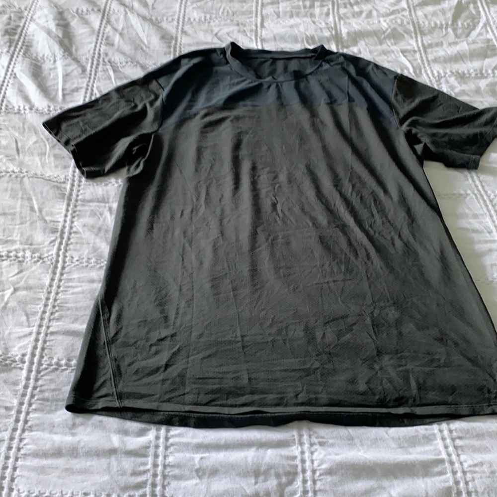 Men’s Lululemon short sleeve shirt